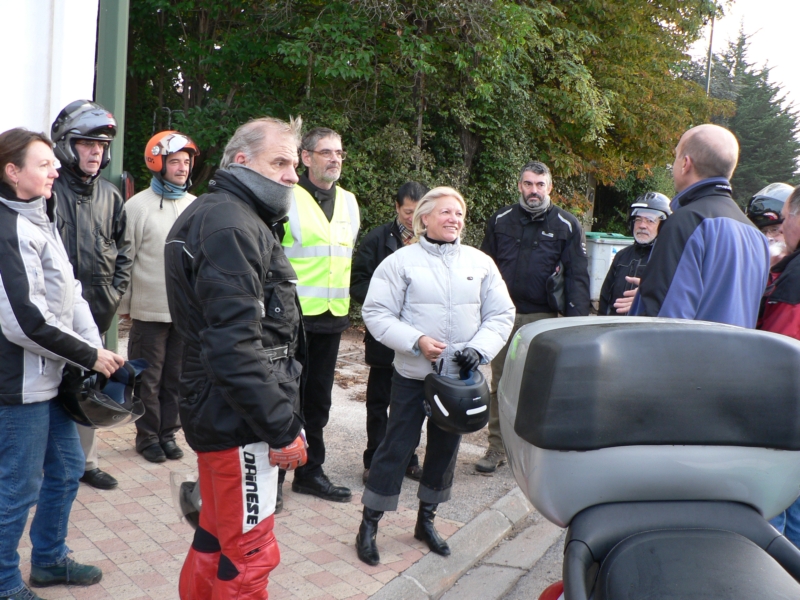 Briefing matinal avant de s'élancer. Christ_X9 fait semblant d'écouter et Bruno est déjà fatigué.